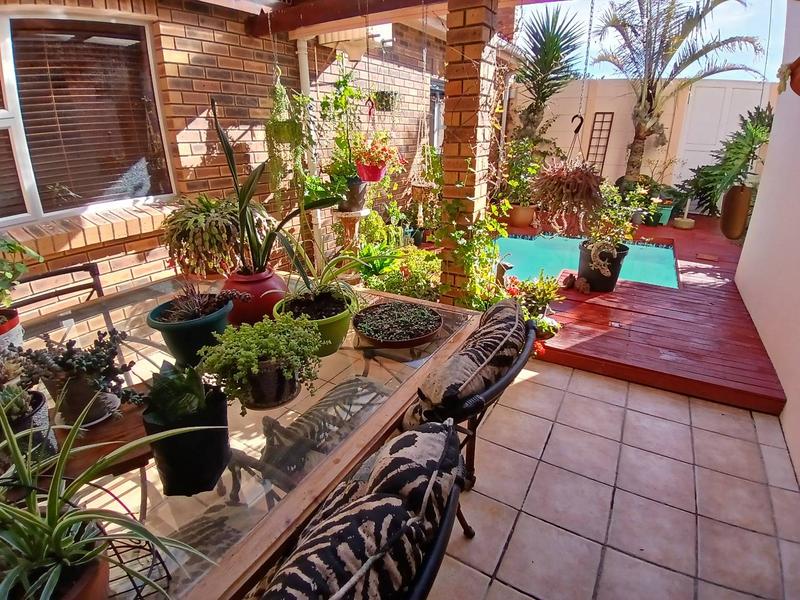 5 Bedroom Property for Sale in Stilbaai Wes Western Cape